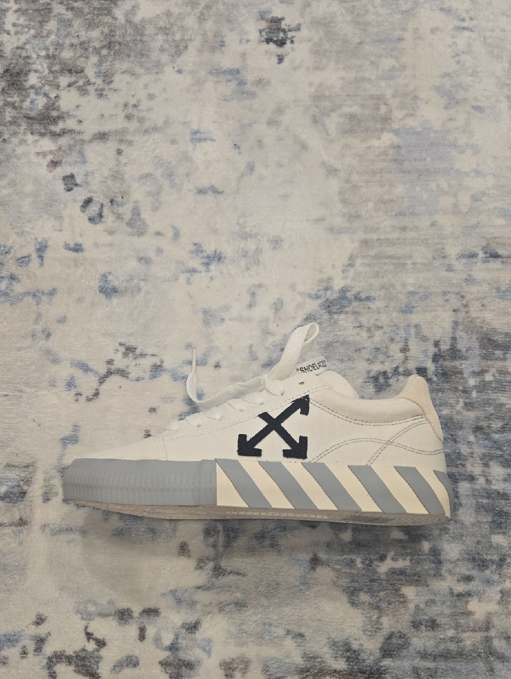 Off-White Style White Low-Top Sneaker with Diagonal Stripe Sole